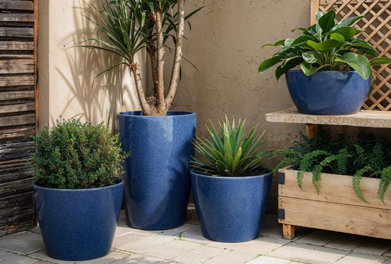 Maceta de barro esmaltado Emilia en color azul