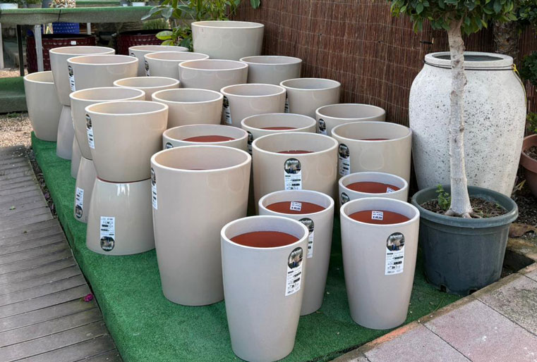 Maceta de barro esmaltado en color crema