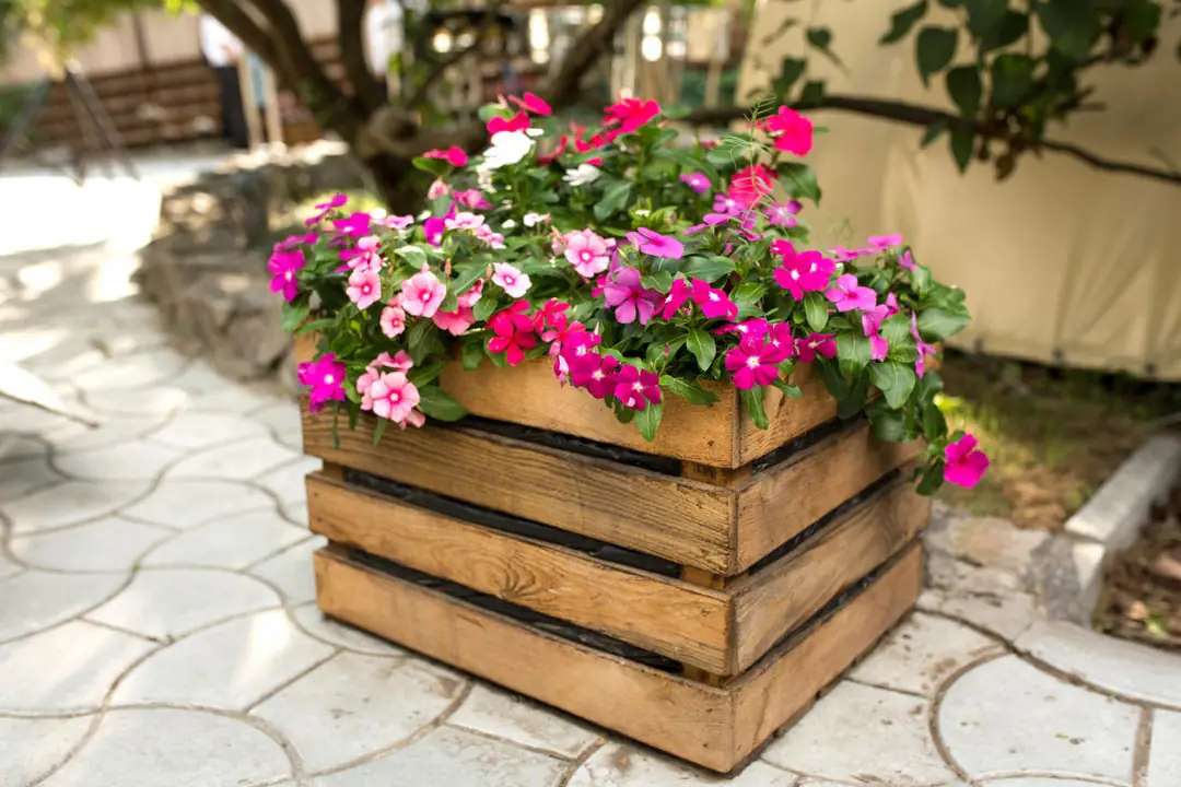 Maceta de madera con plantas en flor